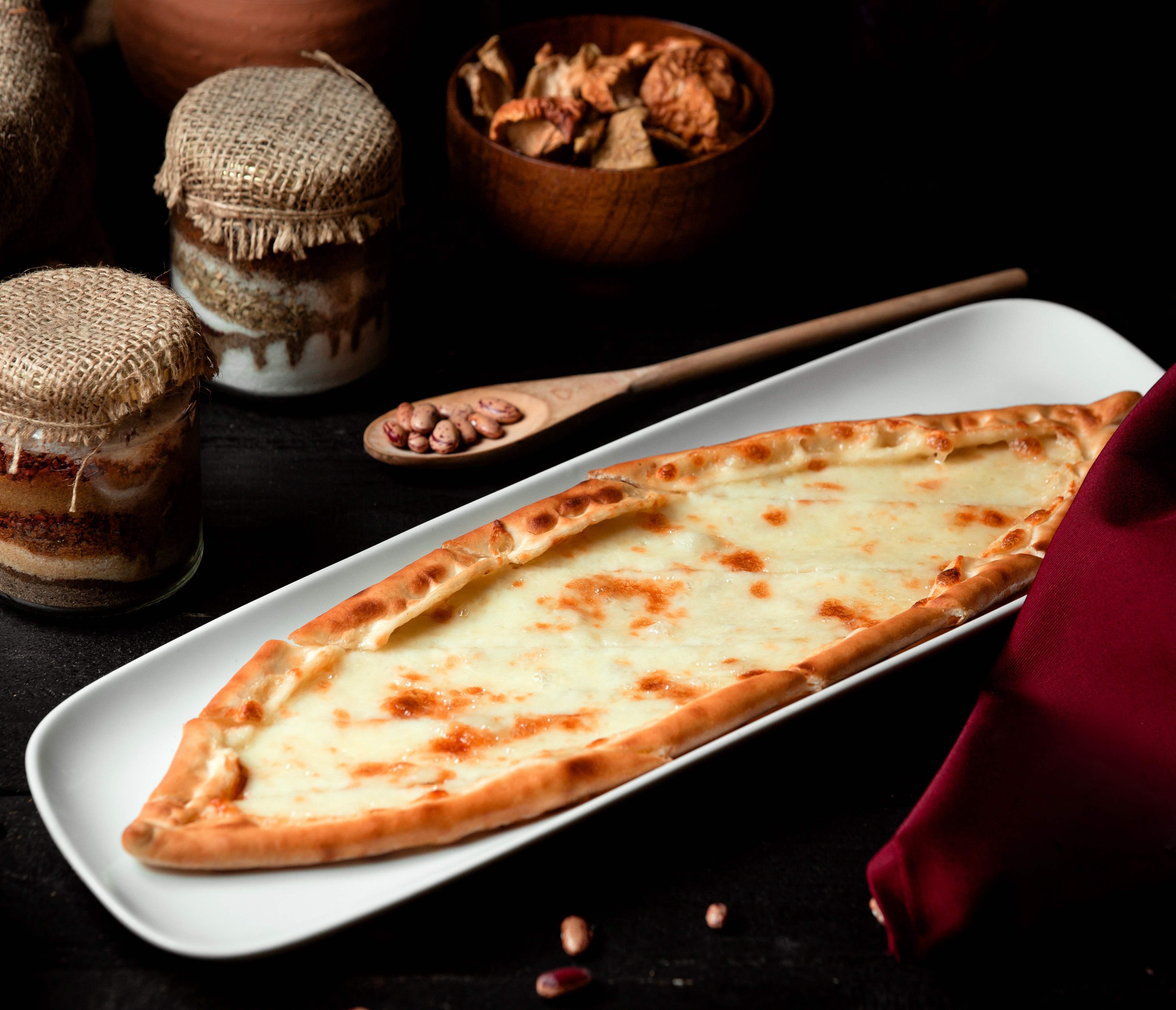 Taş fırından yeni çıkmış kaşarlı pide