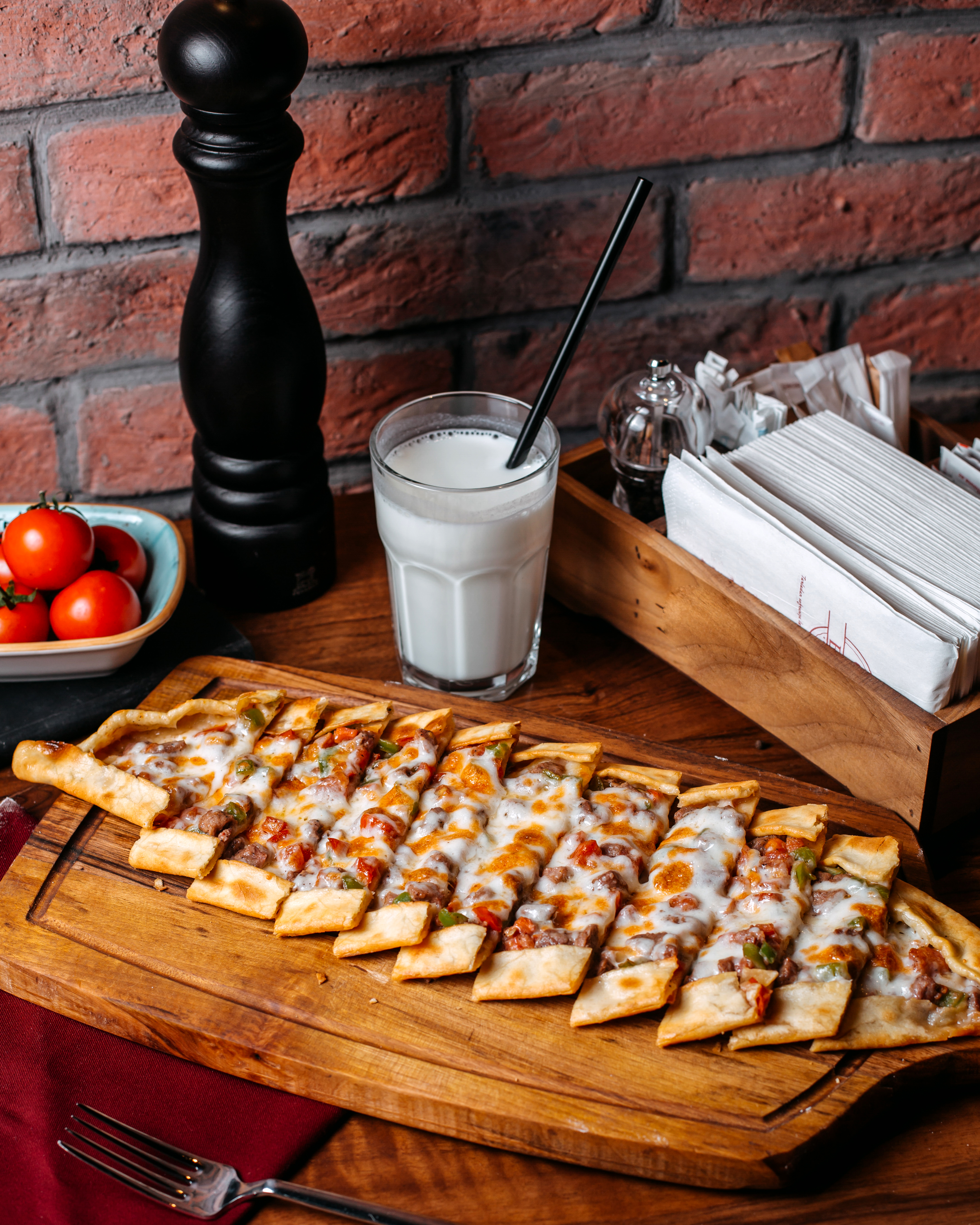 Kuşbaşılı Kaşarlı Pide